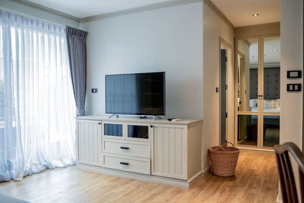 THEA Private Suites by TH District 8/64
