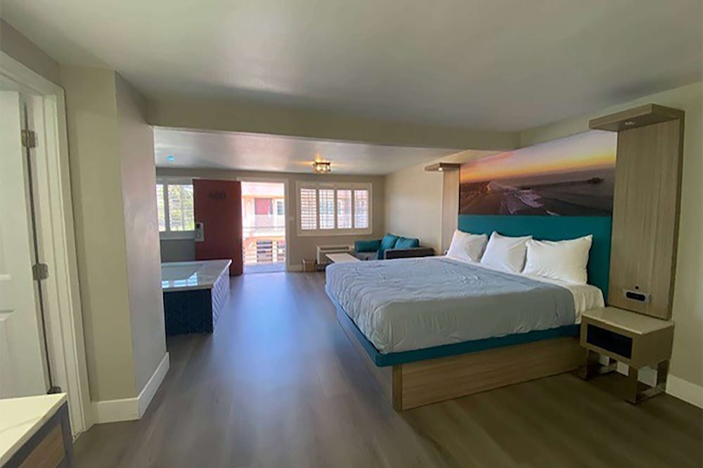 Super 8 by Wyndham Oceanside Downtown 19/50