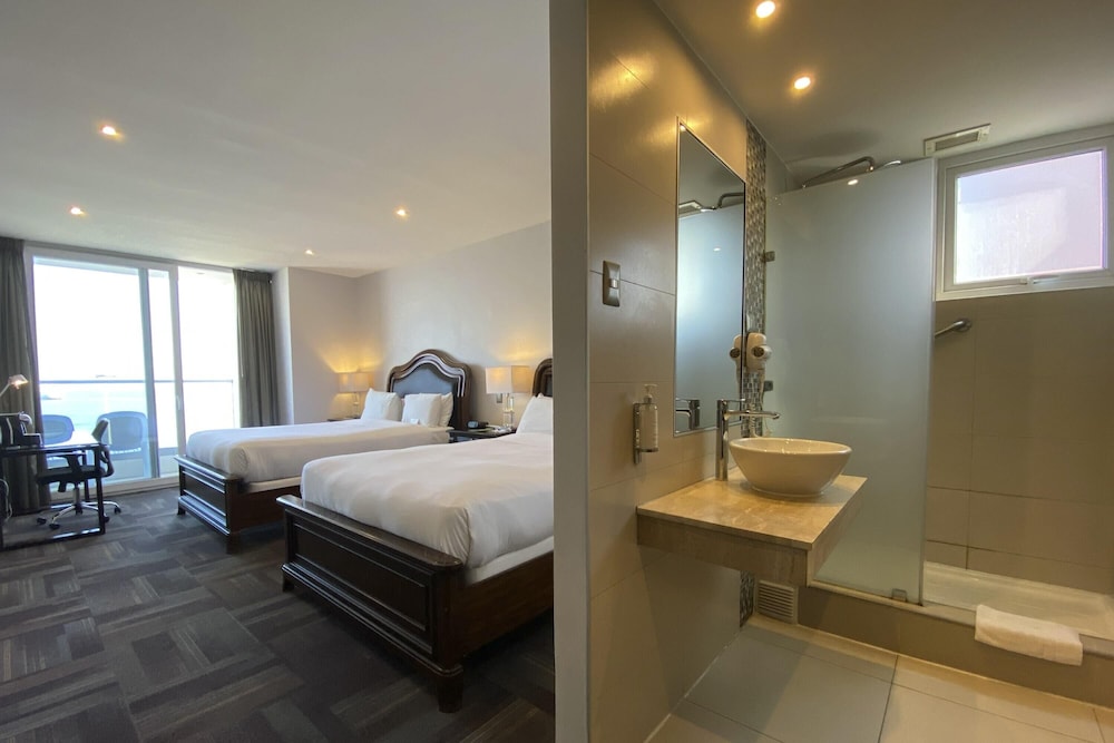 Deluxe, 2 Double Beds, Ocean Front, Wyndham Garden Antofagasta Pettra 8/8