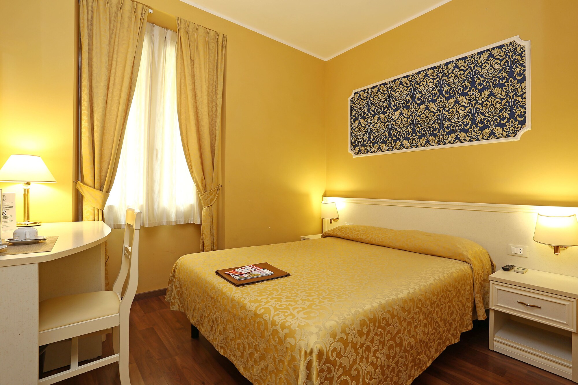 ROOM, DOUBLE BED, SMALL