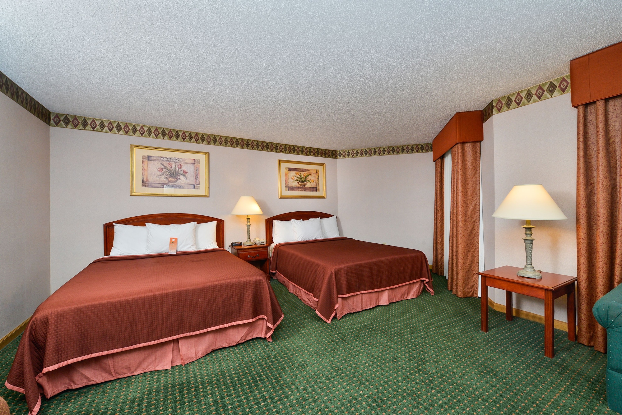 غرفة قياسية بسريرين كوين، Howard Johnson by Wyndham Lenox 4/8