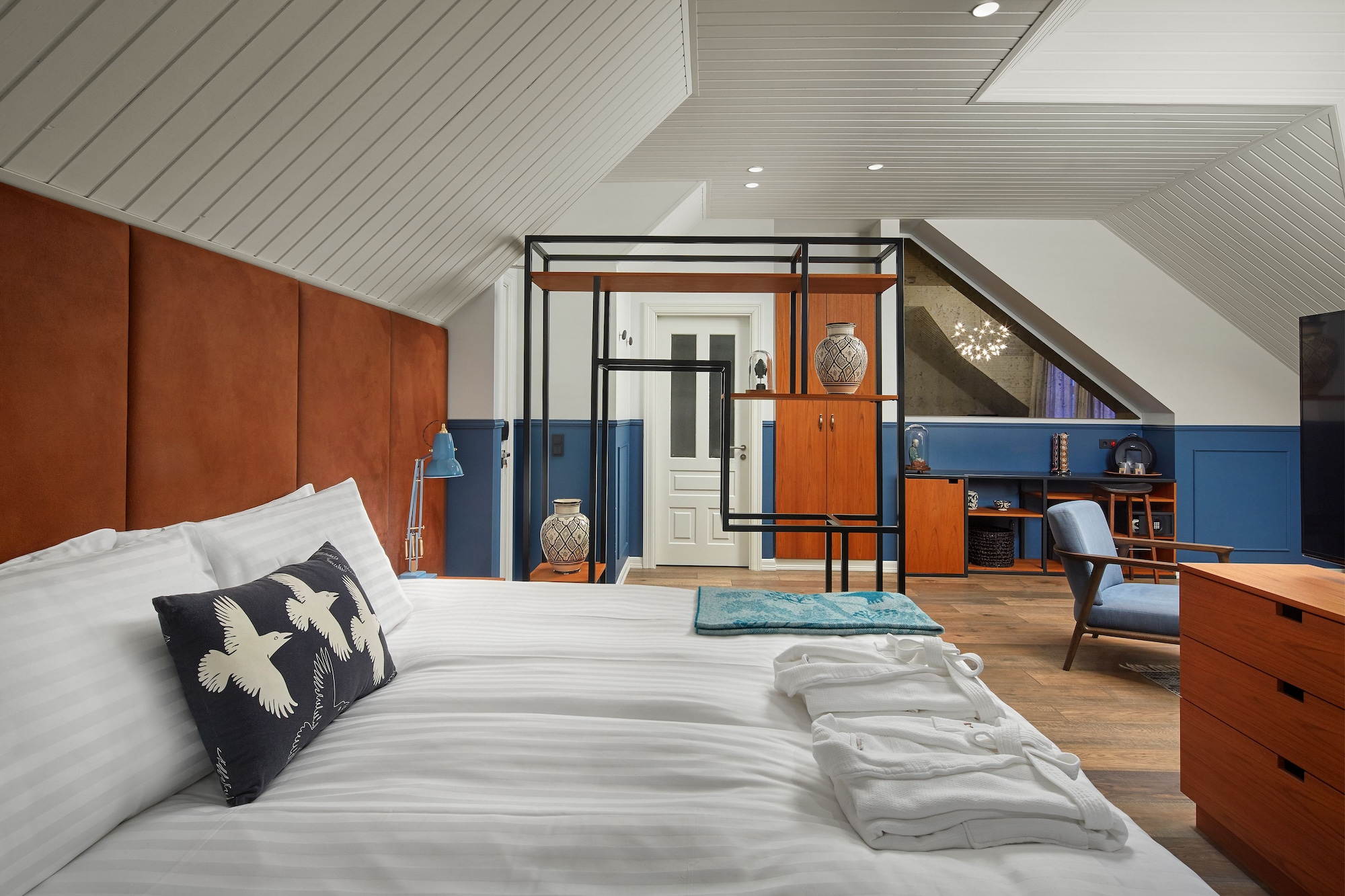 SUITE, KING BED