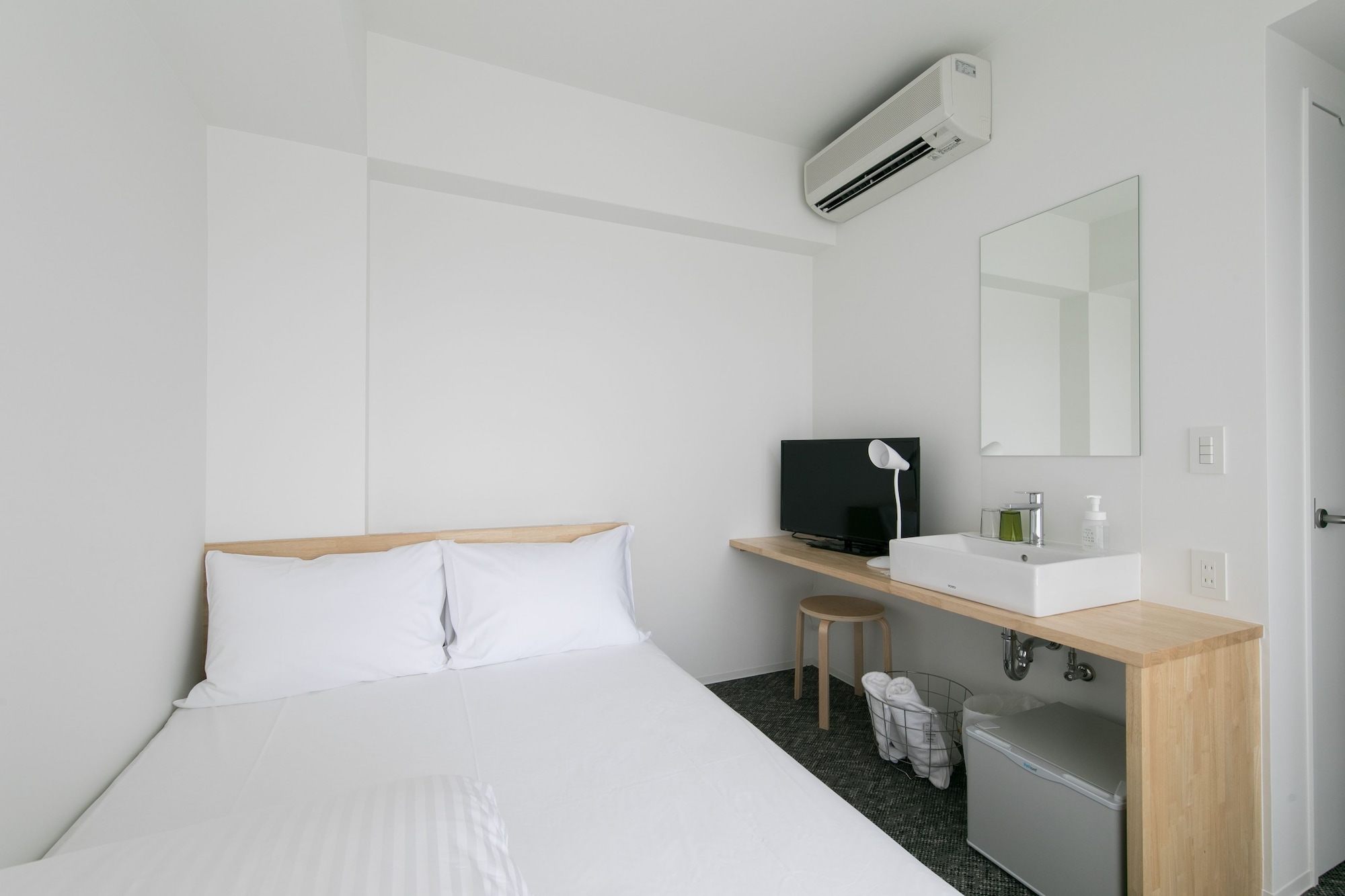 ROOM, DOUBLE BED