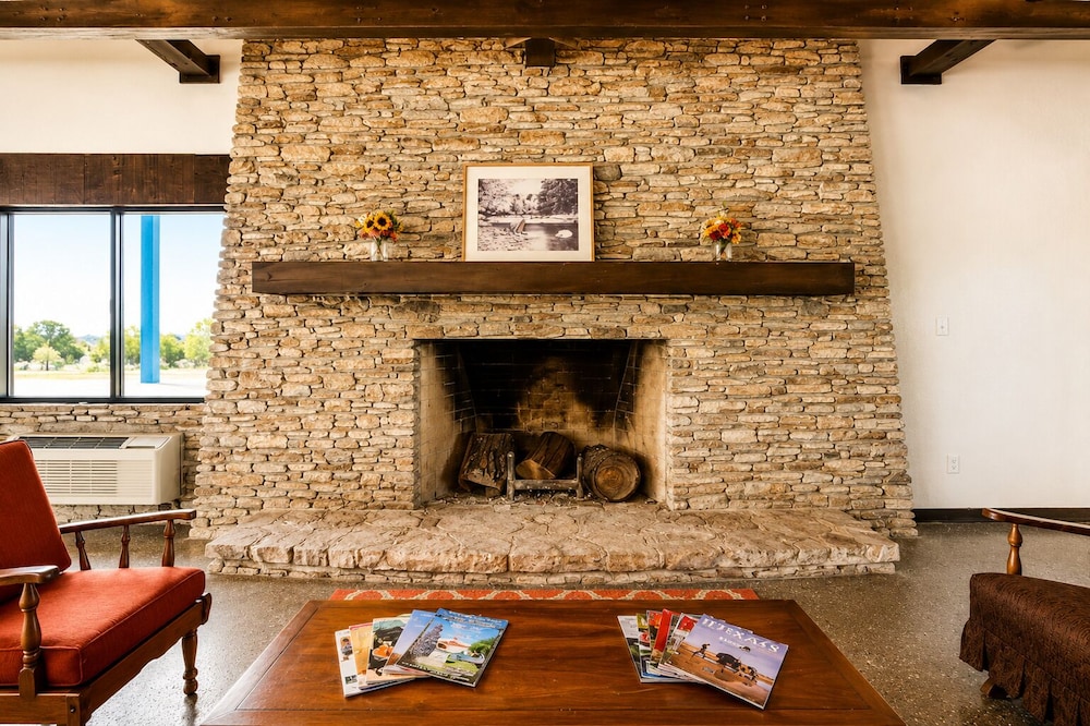 Segovia Lodge Junction TX I -10 31/53