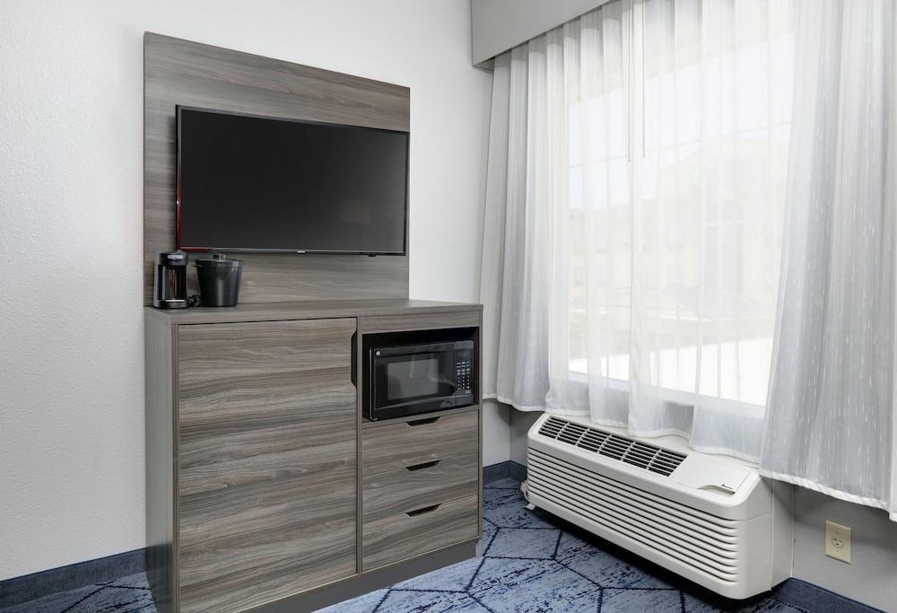 La Quinta Inn & Suites by Wyndham Denton - University Drive 15/41