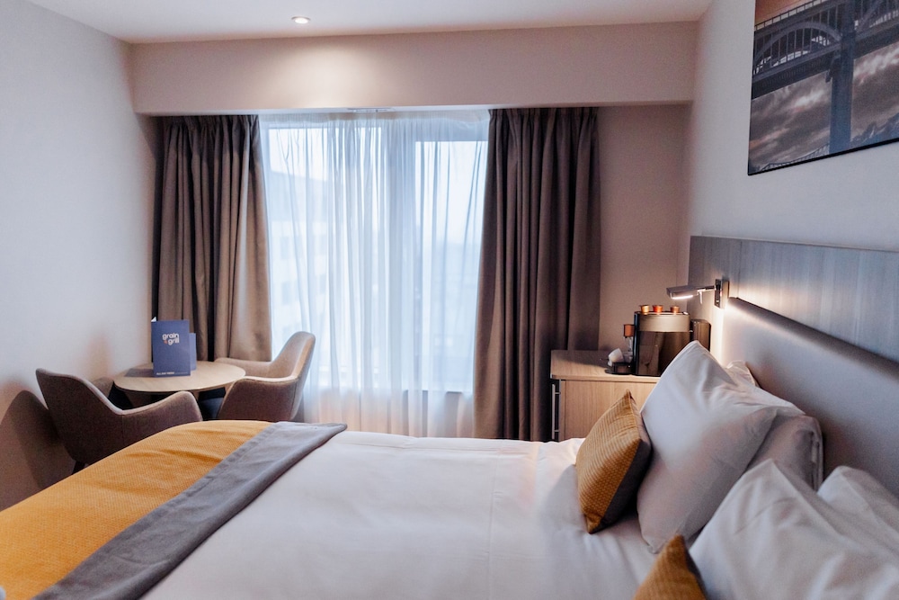 EXECUTIVE, KING BED
