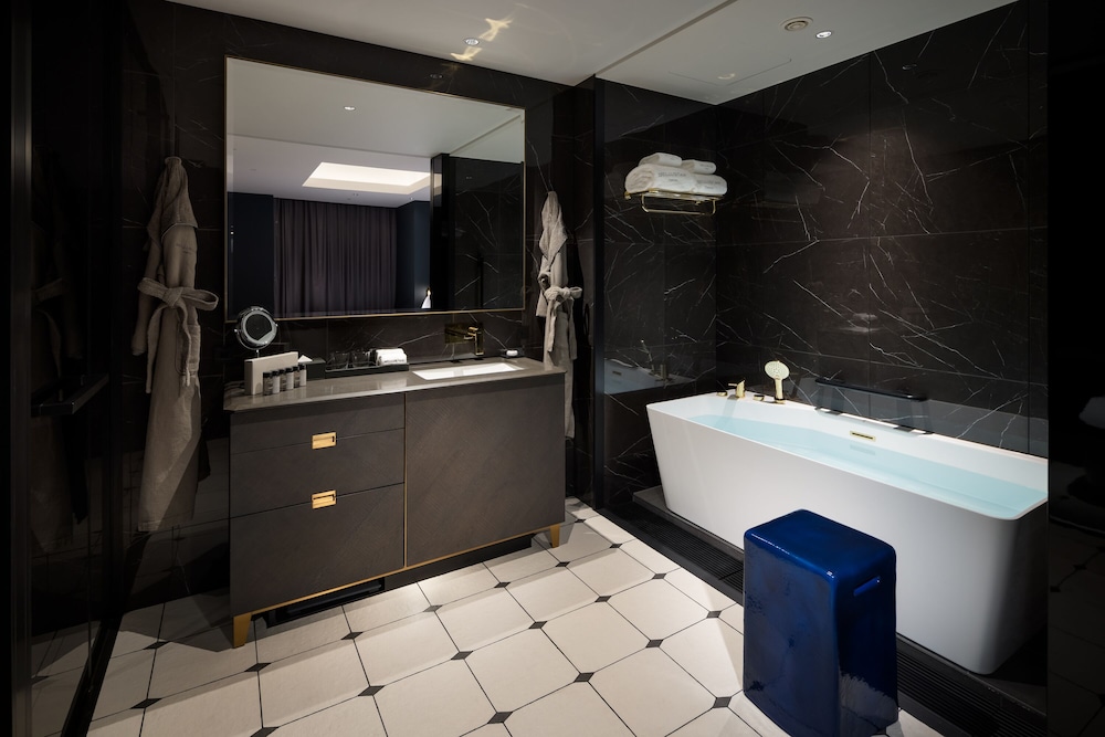 PREMIER, STUDIO, TWIN BEDS