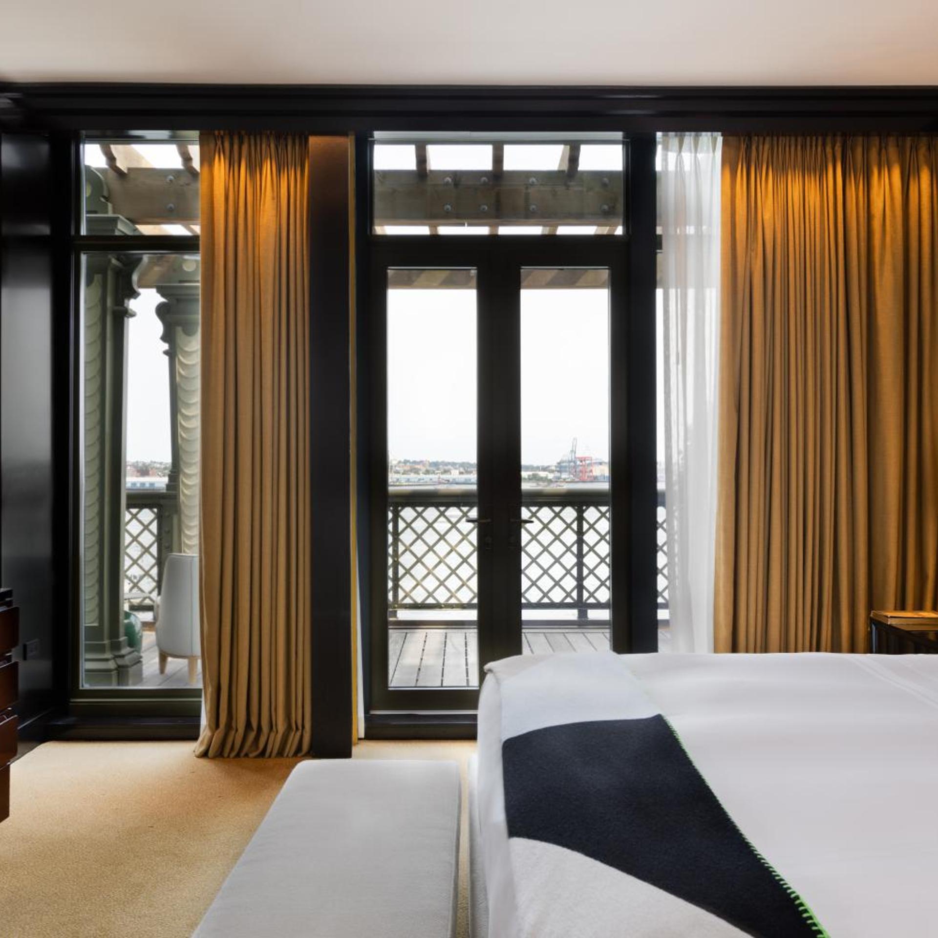 Premier, Suite, River View