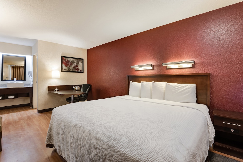 Super 8 by Wyndham Deerfield/Northbrook 12/23