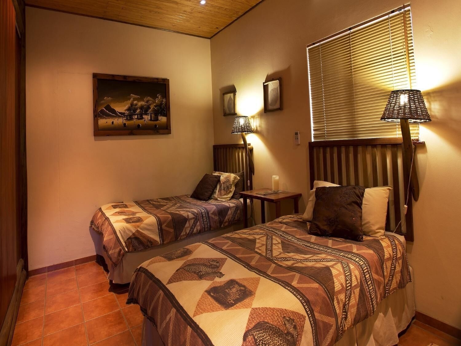 ROOM, DOUBLE OR TWIN BED