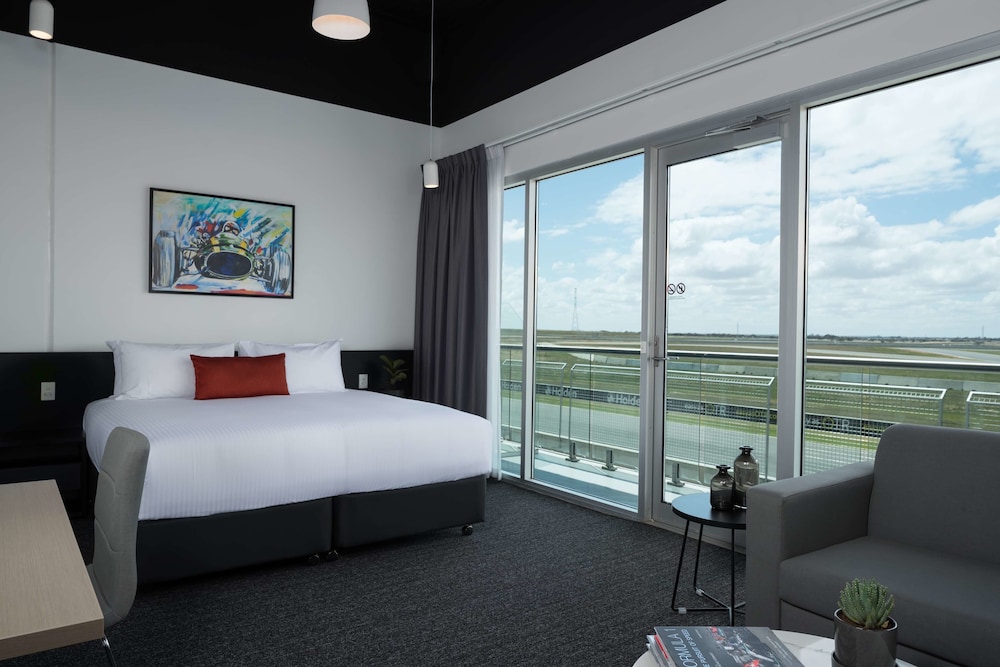 Rydges Pit Lane Hotel 10/50