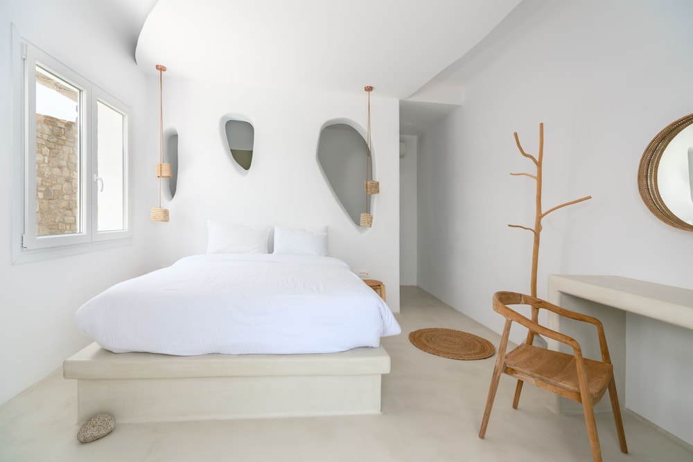 SUPERIOR, QUEEN BED, JETTED TUB
