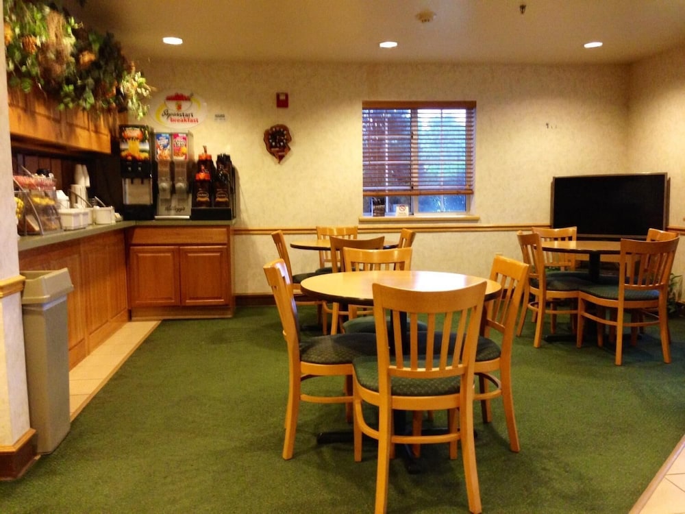 Super 8 by Wyndham Ava MO 20/24