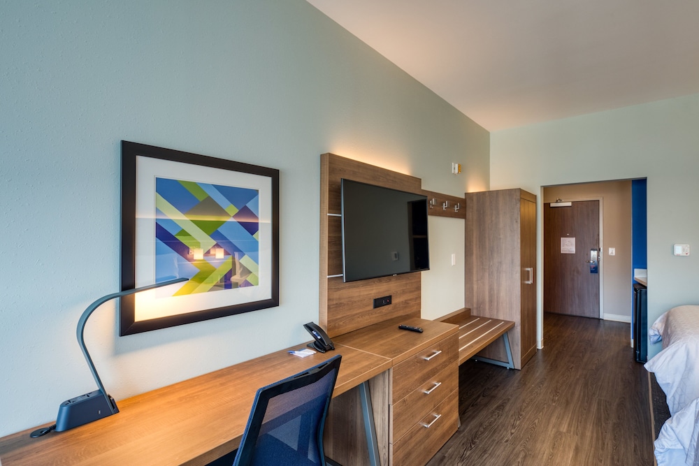 Holiday Inn Express & Suites Charlotte - South End 46/73