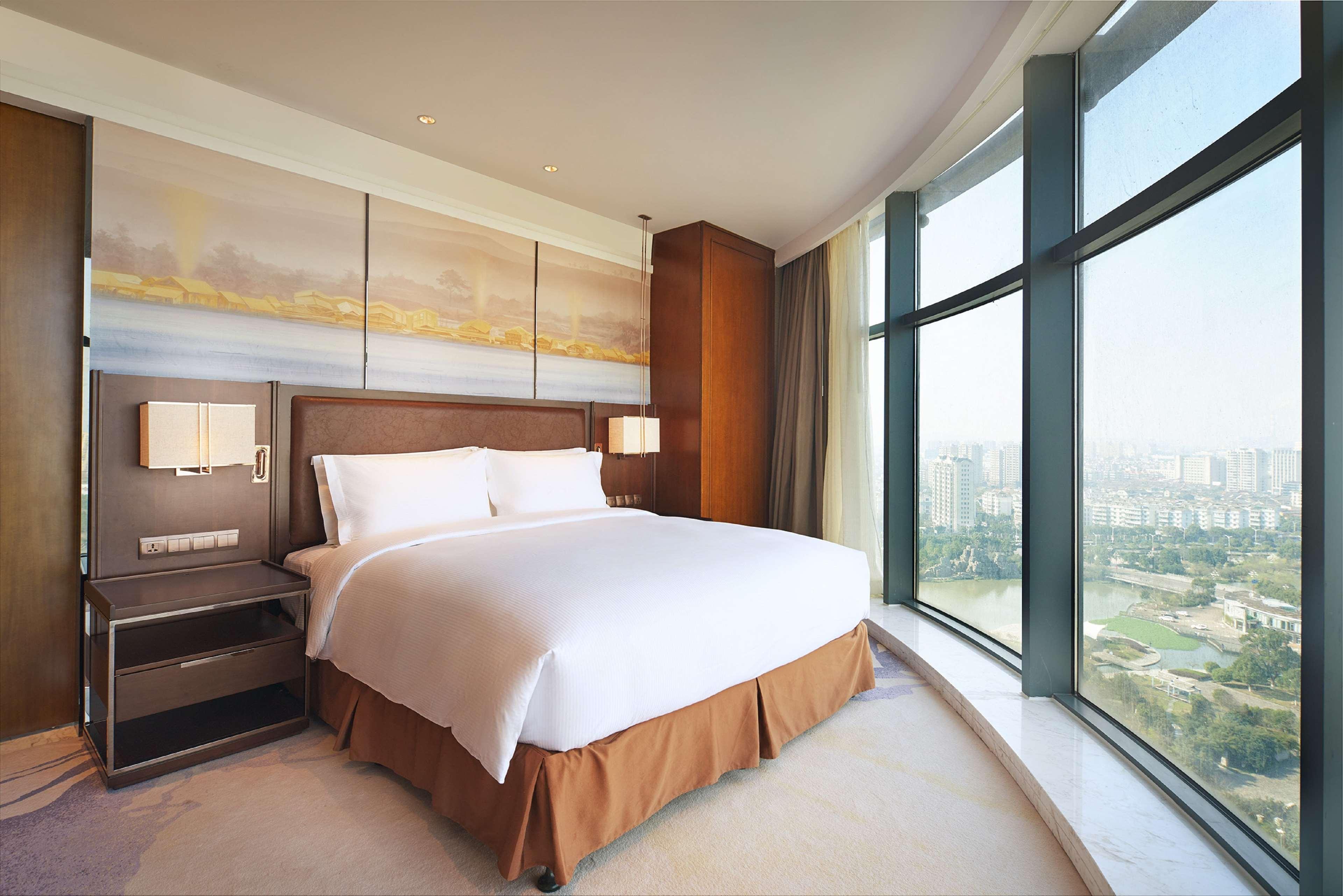 PREMIER, EXECUTIVE, KING BED, LOUNGE ACCESS