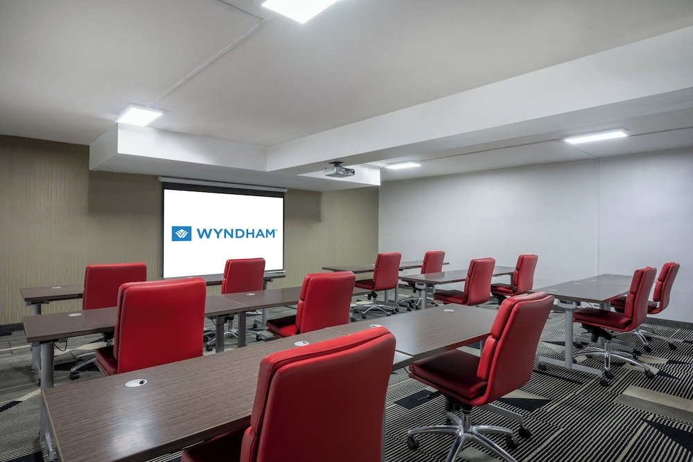 Hawthorn Extended Stay by Wyndham Columbia / Ft. Jackson 37/55