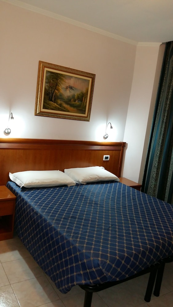 ECONOMY, DOUBLE OR TWIN BED