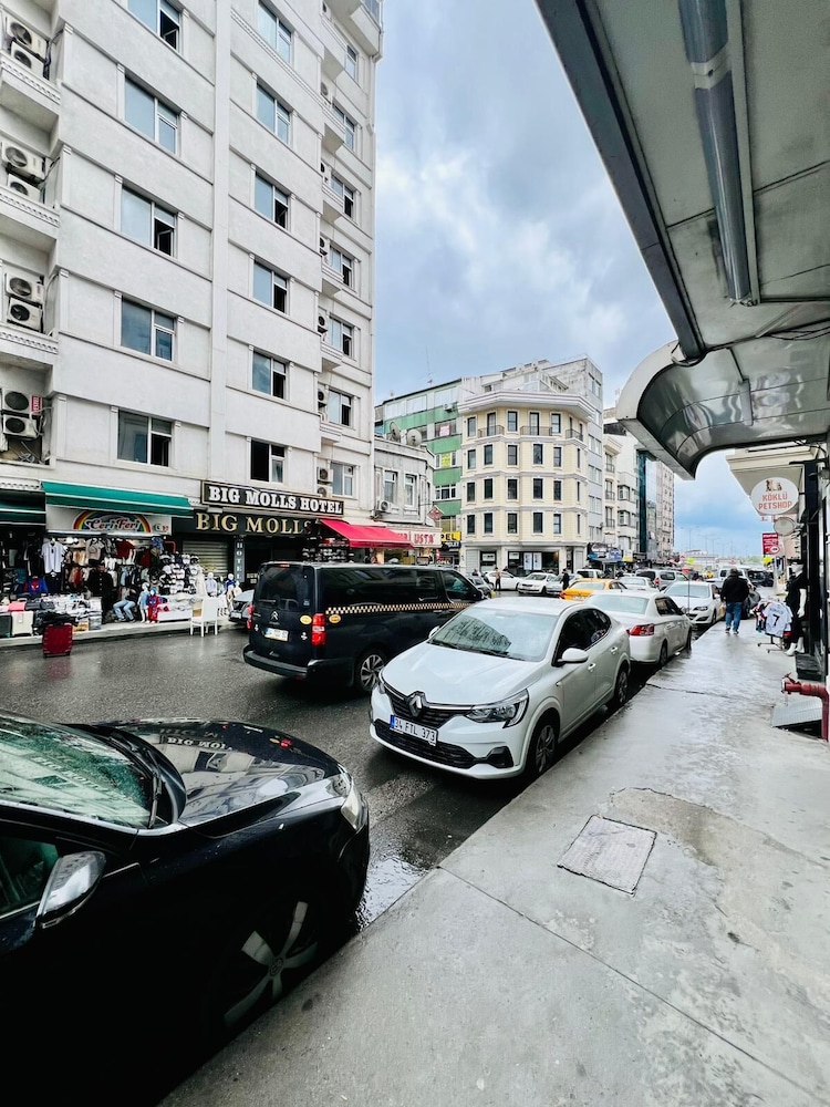 Lal Hotel 31/35
