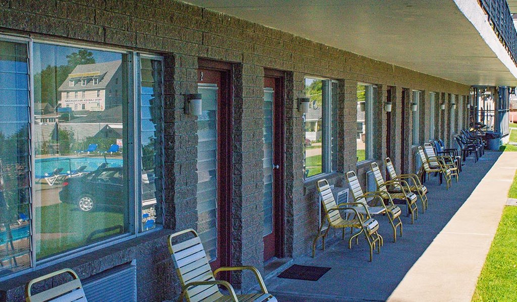 Half Moon Motel And Cottages 29/50