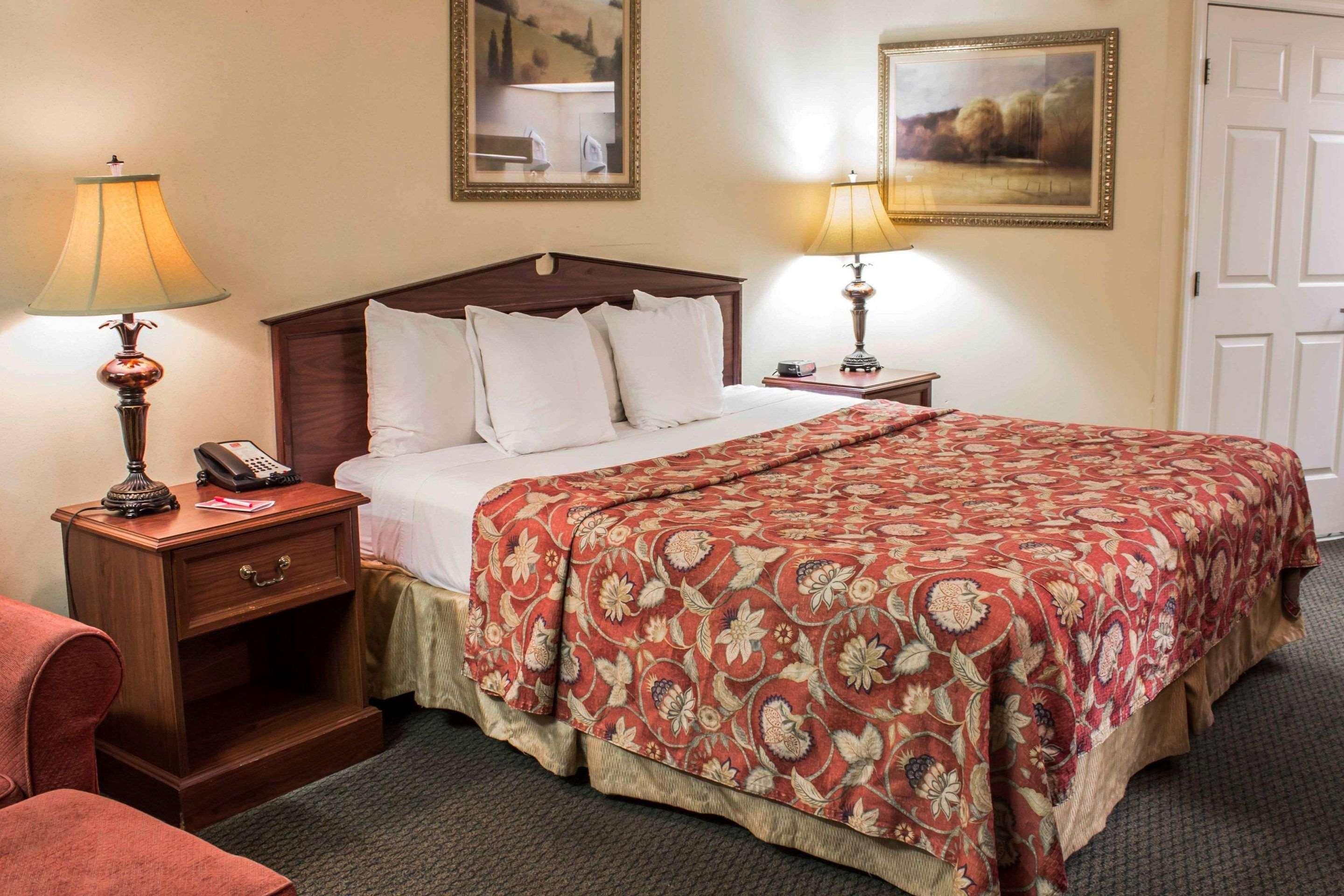 Econo Lodge Greenville near University 40/64
