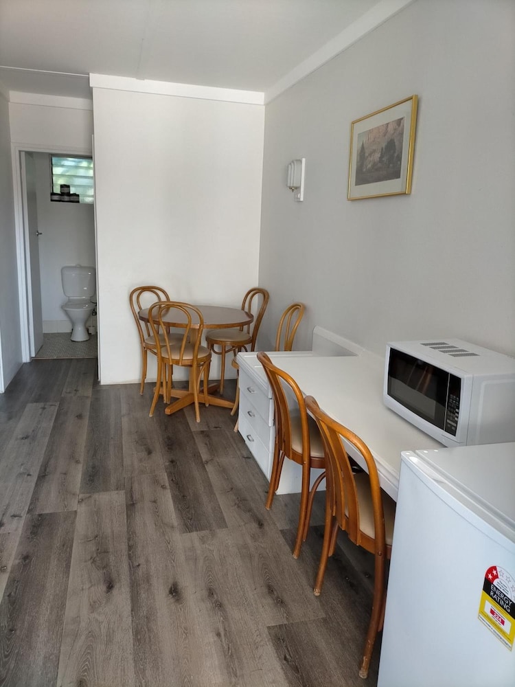 Country Motor Inn 28/36