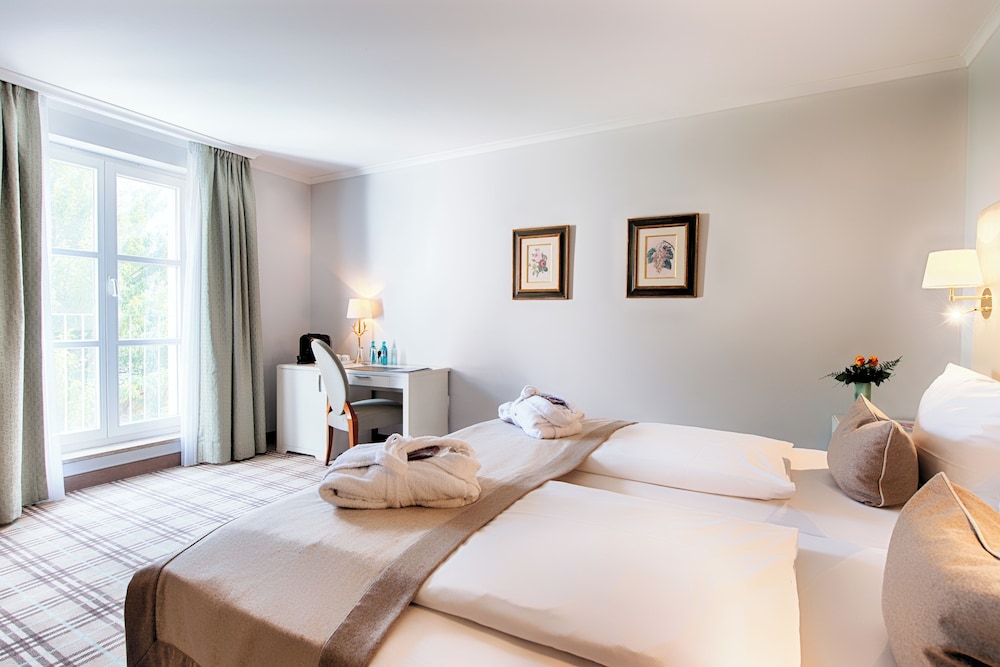 DELUXE, DOUBLE BED
