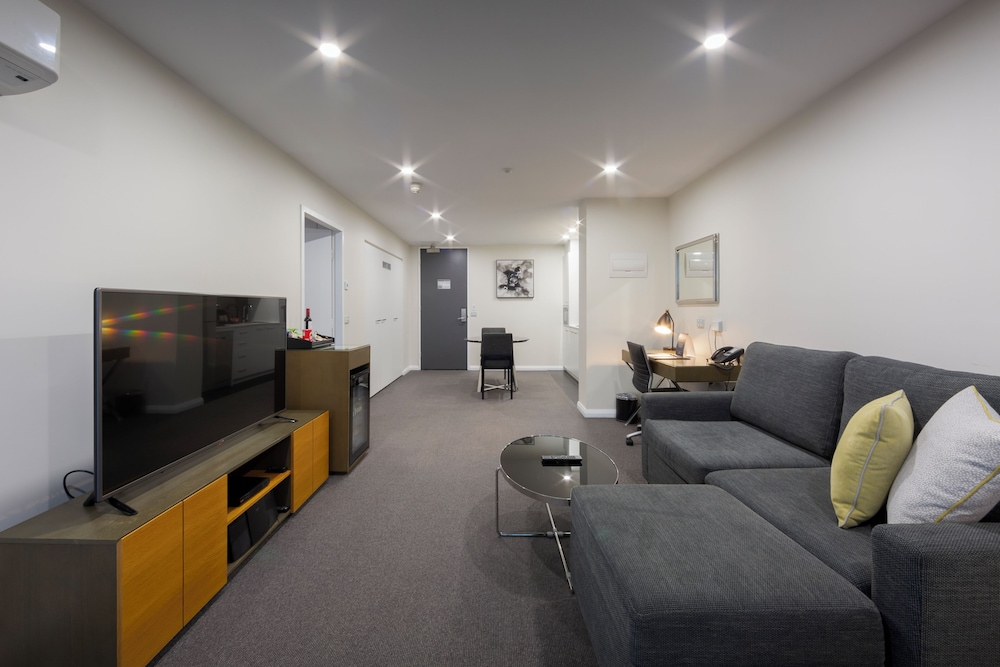 AVENUE HOTEL CANBERRA 39/59