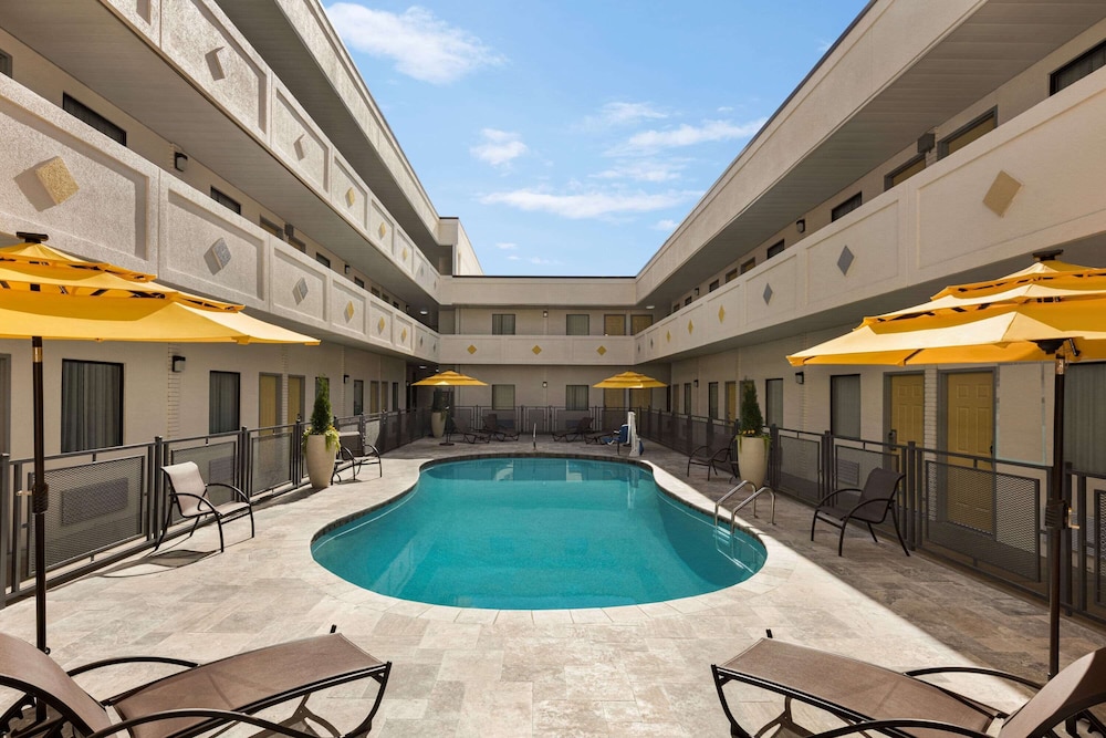 Hotel Bo, a Days Inn by Wyndham Chattanooga Downtown 7/48