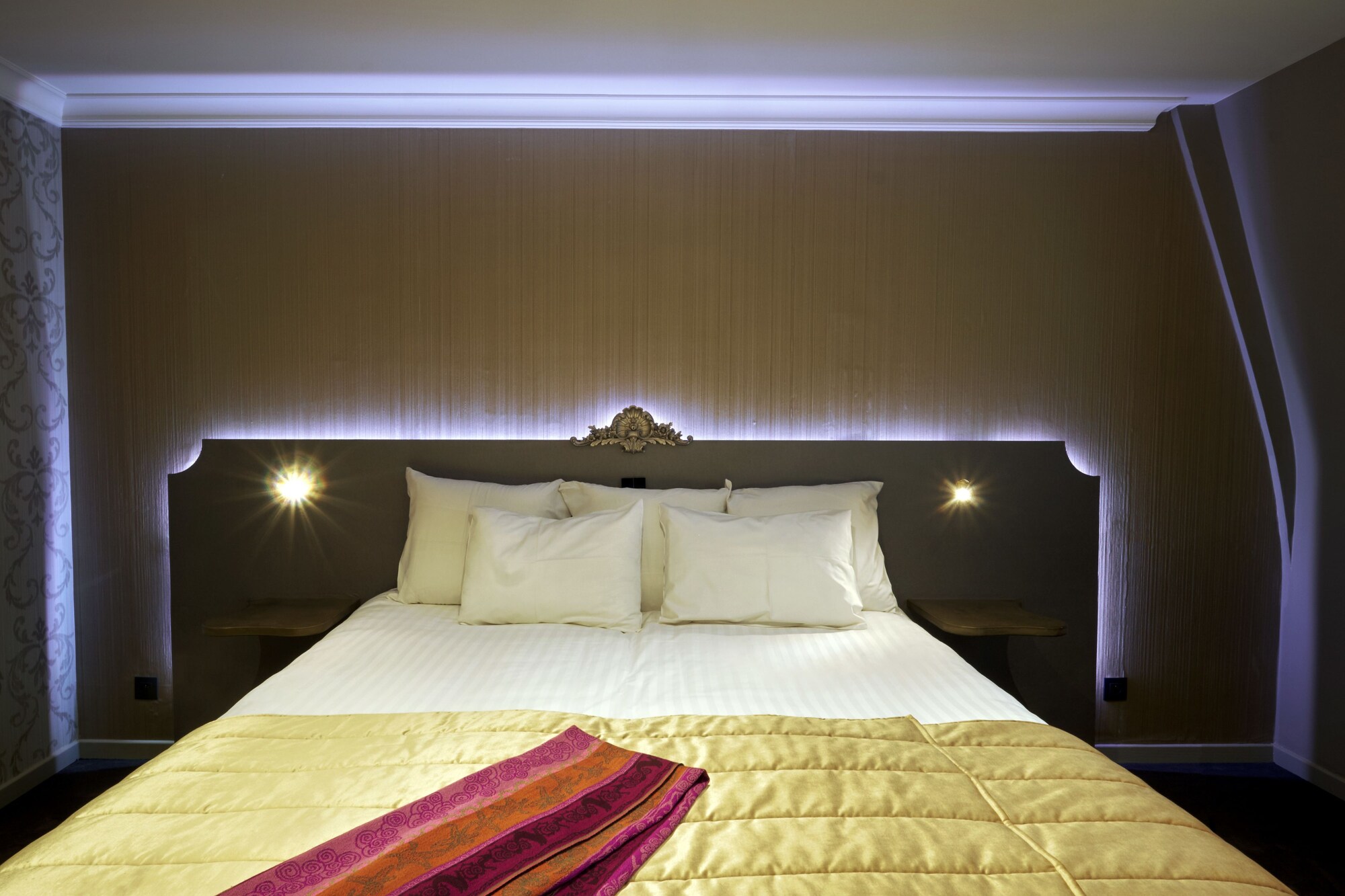 غرفة كلوب بسرير كوين، Chateau de Namur 4/10