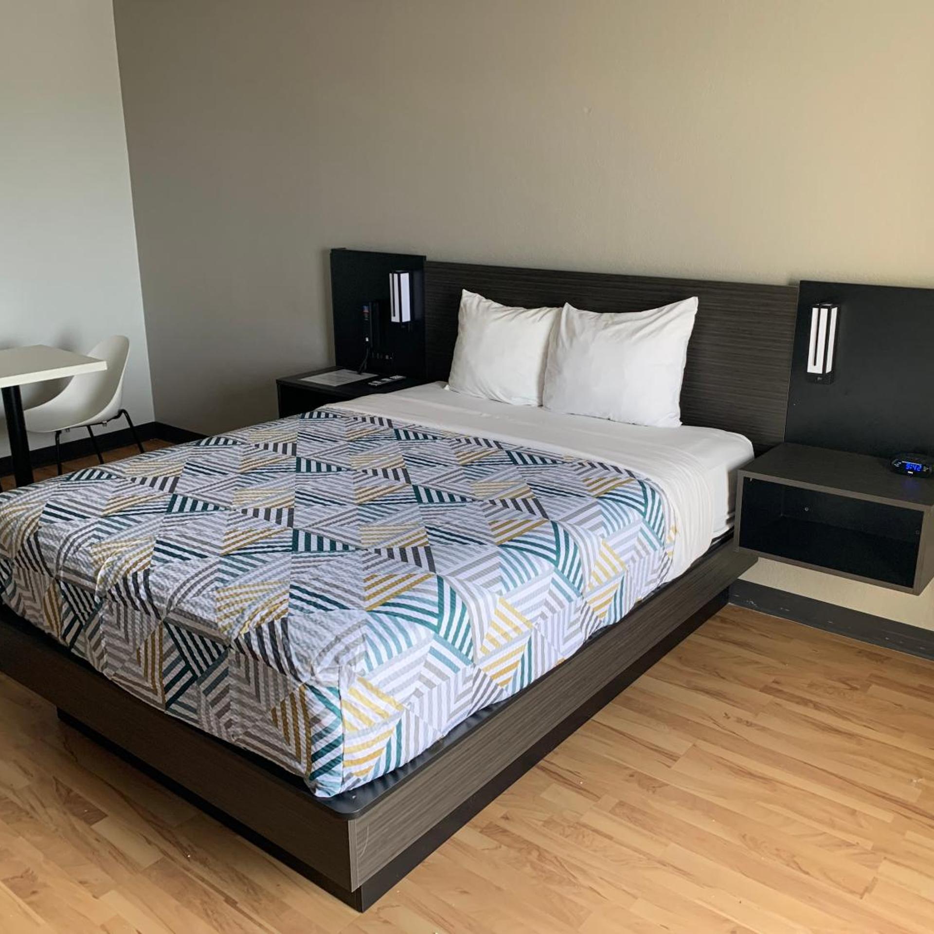 ROOM, QUEEN BED
