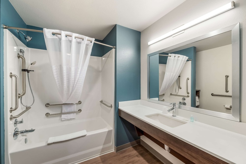 ROOM, QUEEN BED, ACCESSIBLE
