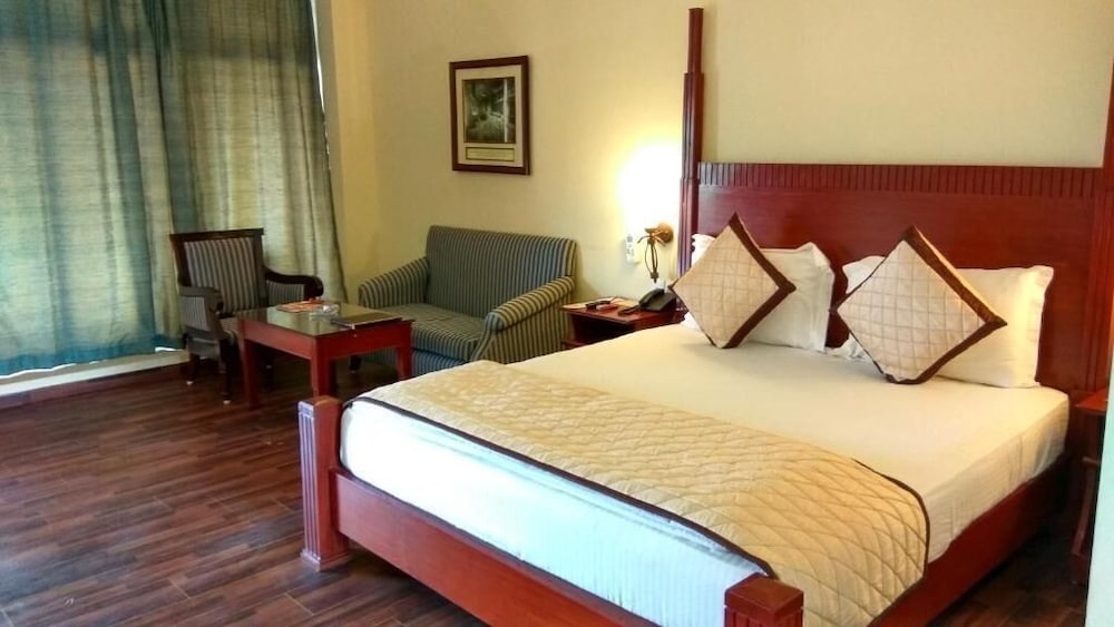 Chanakya Bnr Hotel 12/50