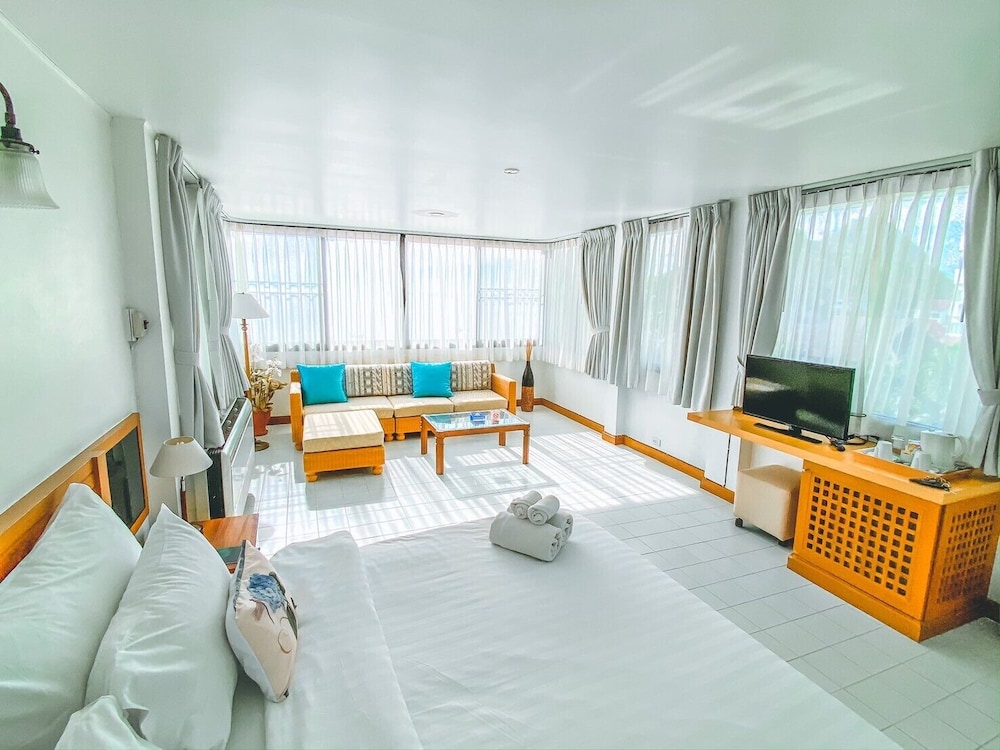 Nern Chalet Beachfront Hotel 47/74