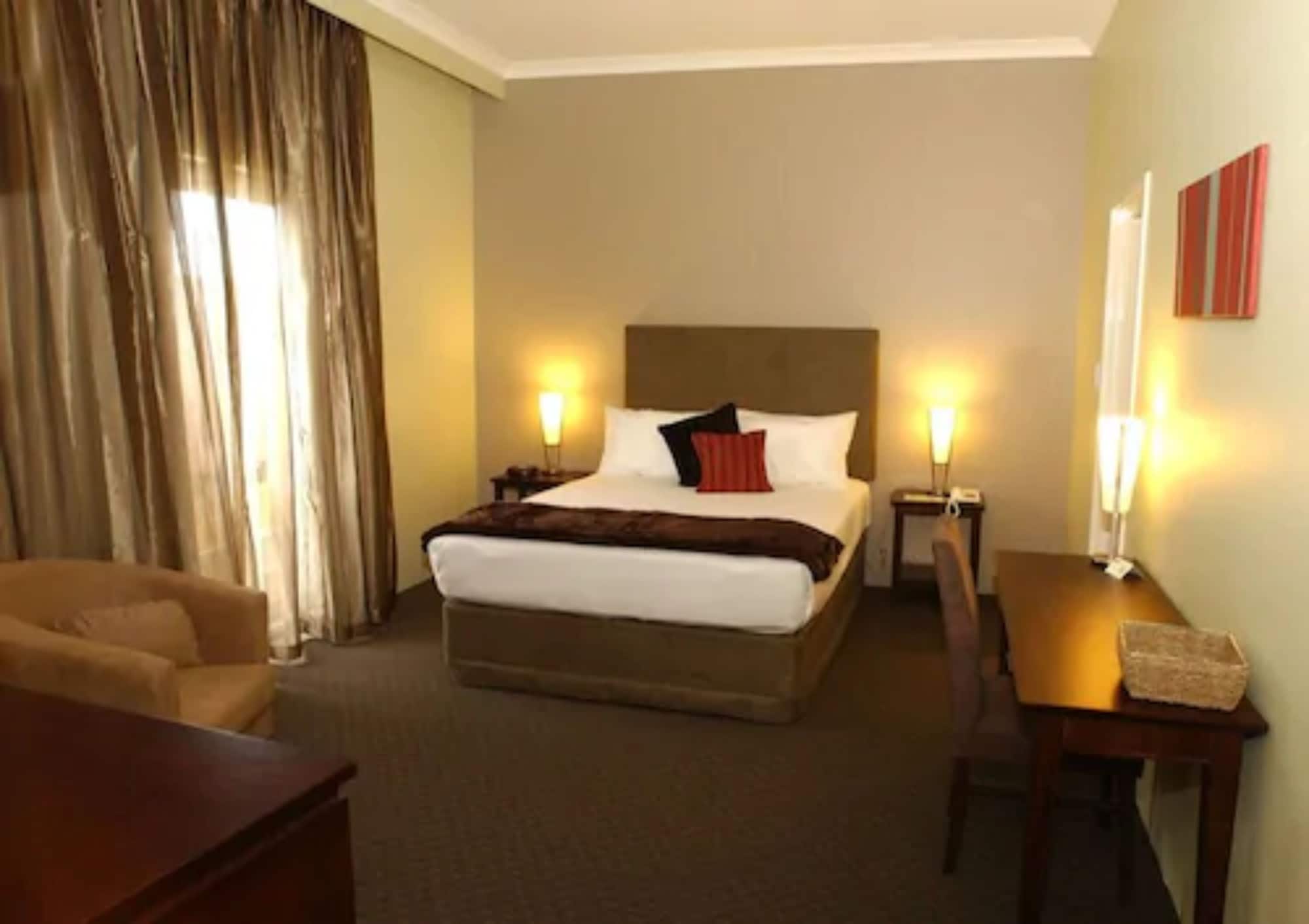 EXECUTIVE, QUEEN BED