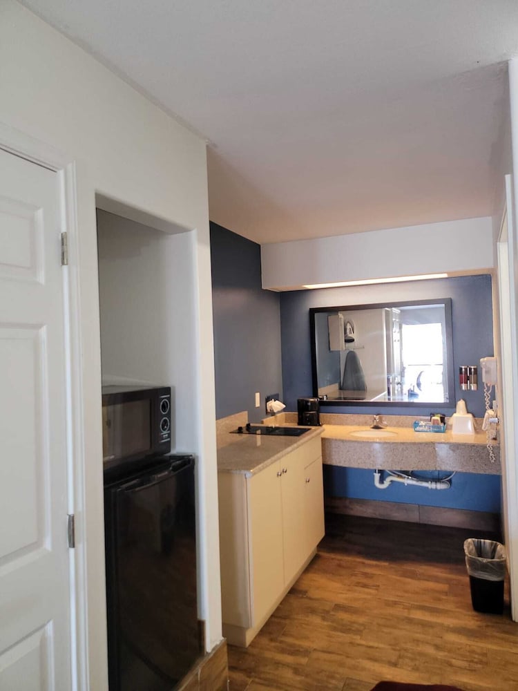 Texas Inn & Suites Raymondville 27/55