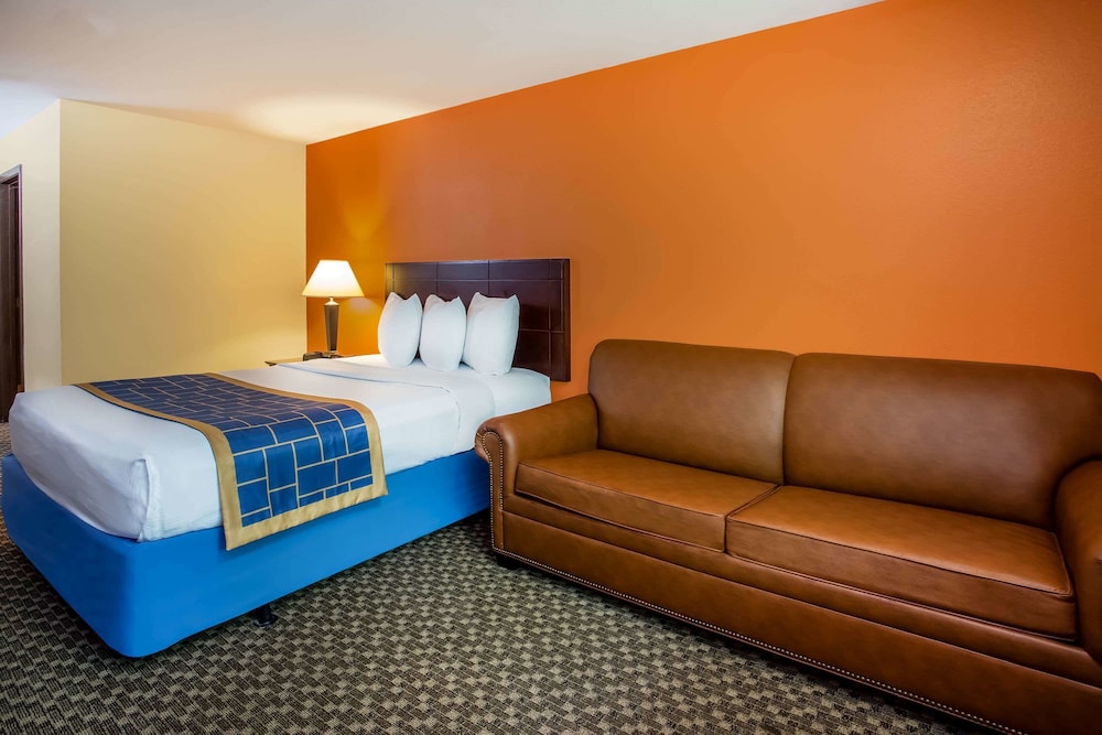 Days Inn & Suites by Wyndham Stevens Point 18/33
