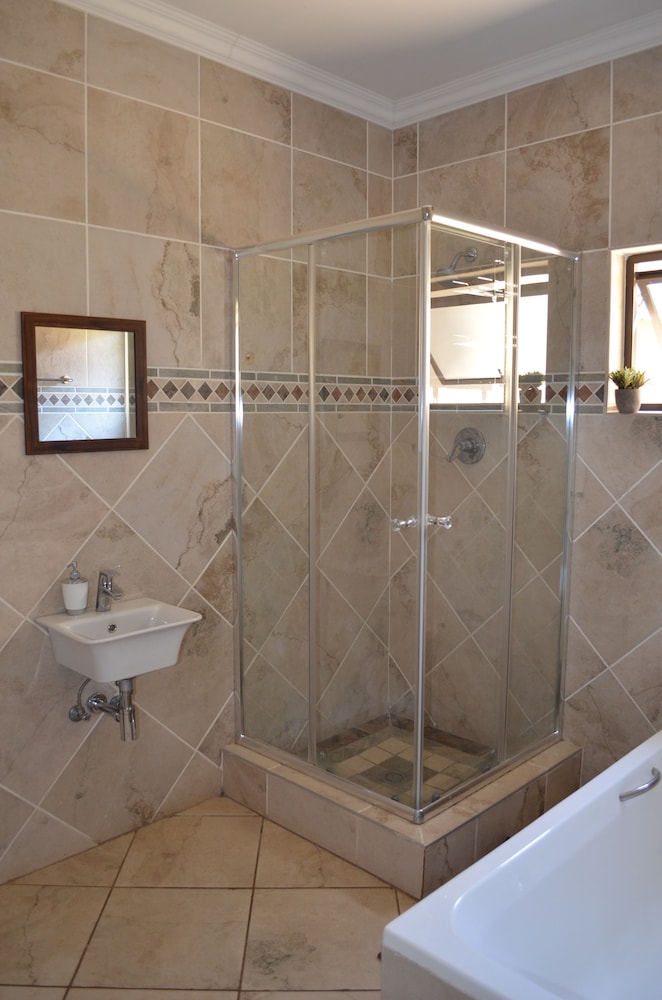 Manor Hills Guest Lodge 39/40
