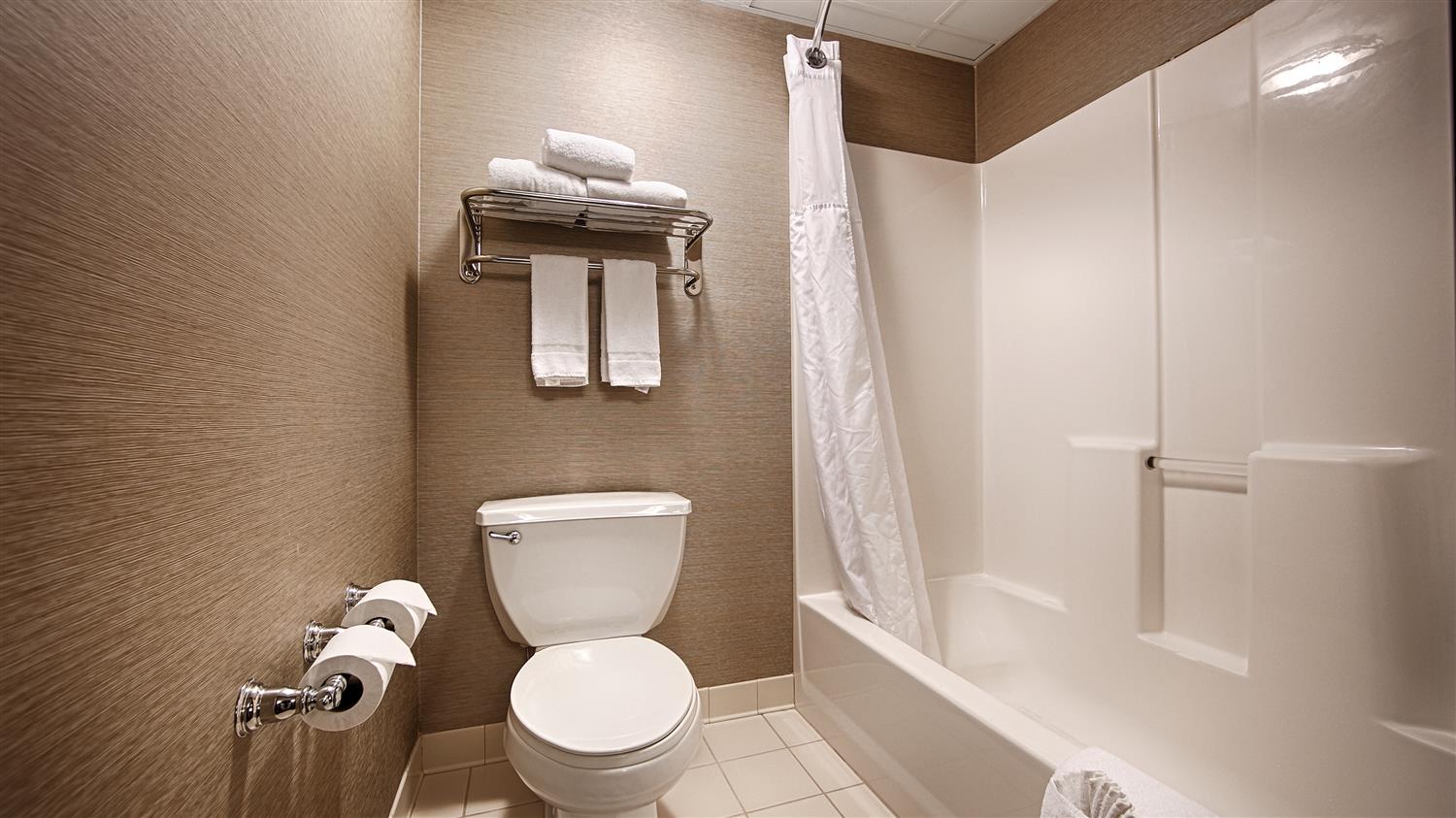 غرفة بسرير كينج، Baymont by Wyndham Brooklyn Center 2/2