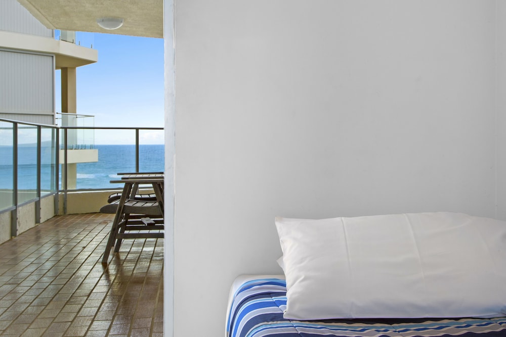FORESHORE BEACHFRONT APARTMENTS 21/66