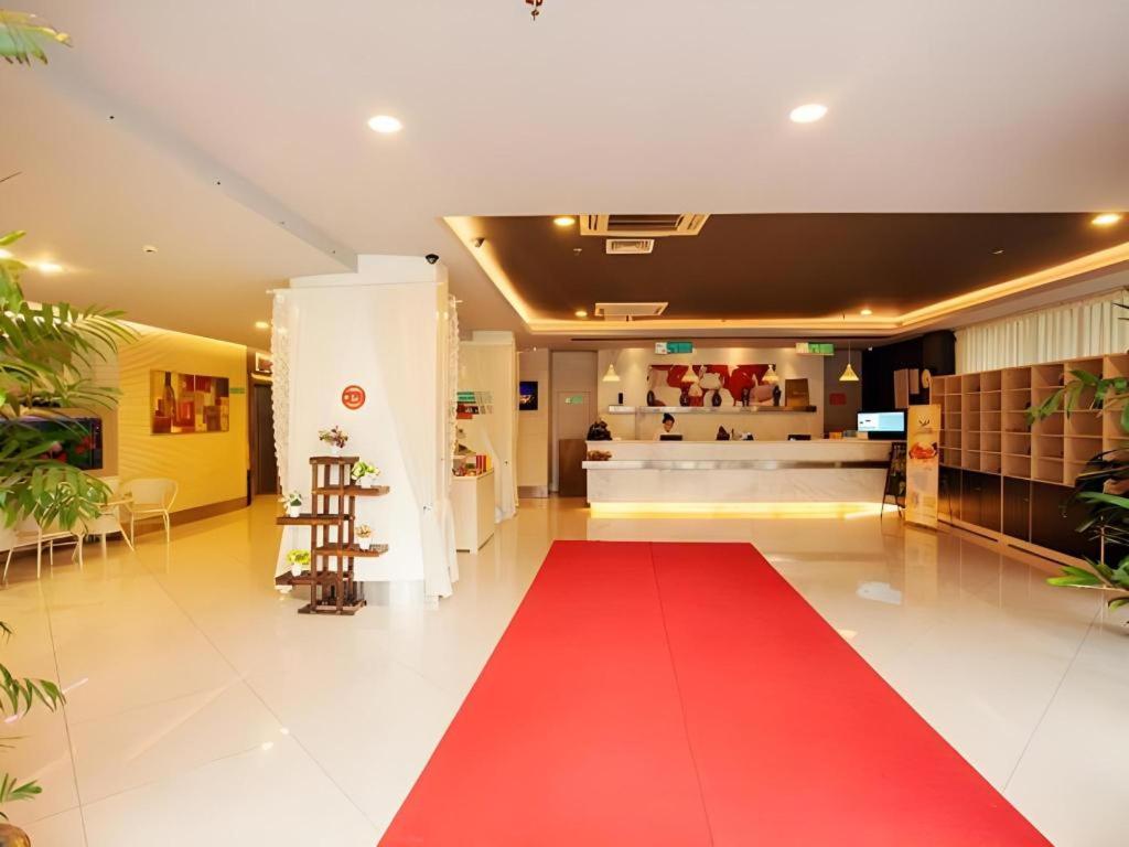 Magnolia Hotel (Yixing bus station store) 12/64