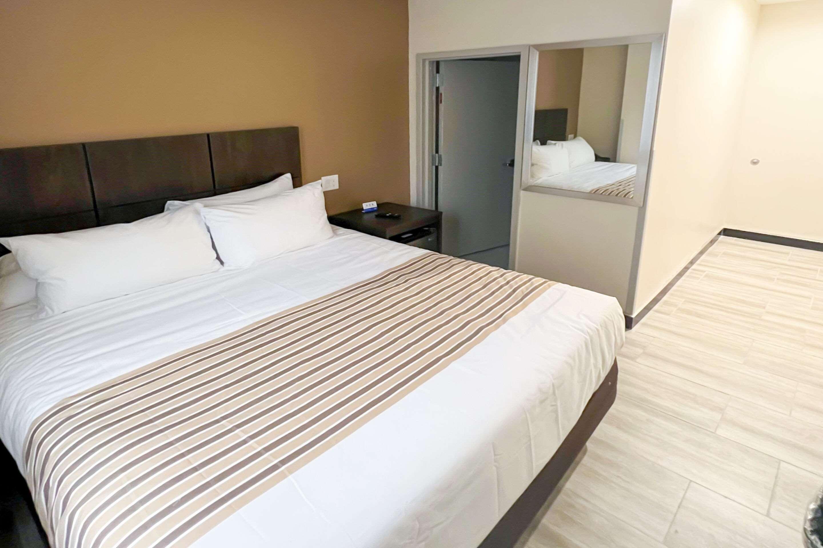 ROOM, QUEEN BED