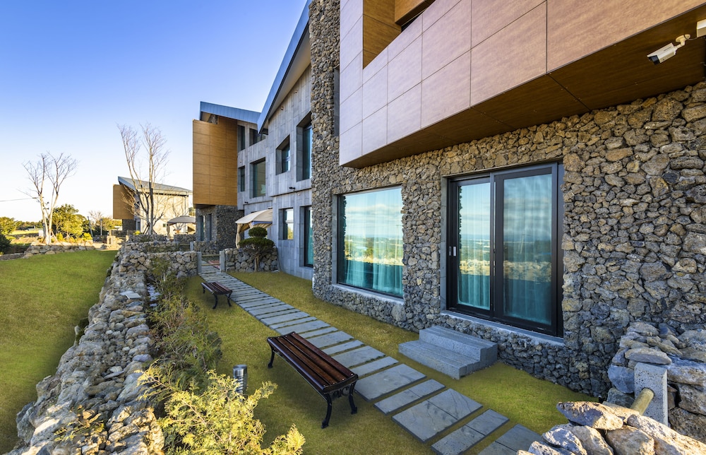 The Jun Pension Jeju 17/42