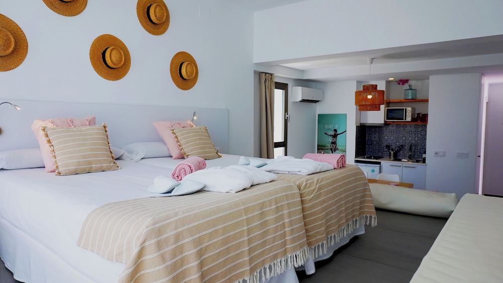 SELECT, STUDIO, TWIN BEDS, PARTIAL SEA VIEW, TWO STORY, TERRACE