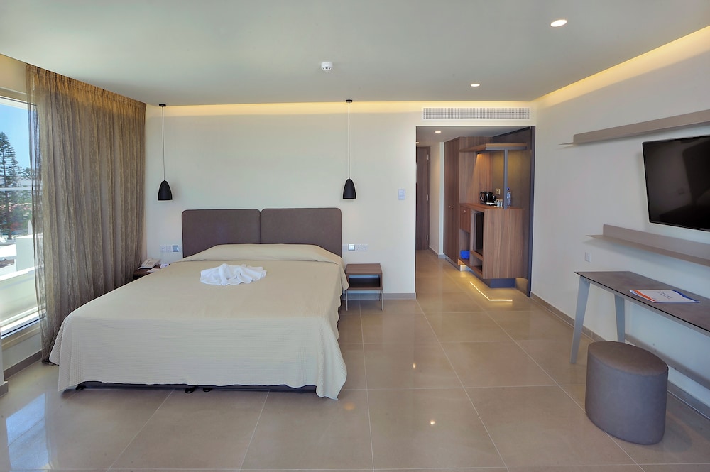 Interior, Junior, King Bed, Sofa, Outdoor Jetted Tub, Hot Tub