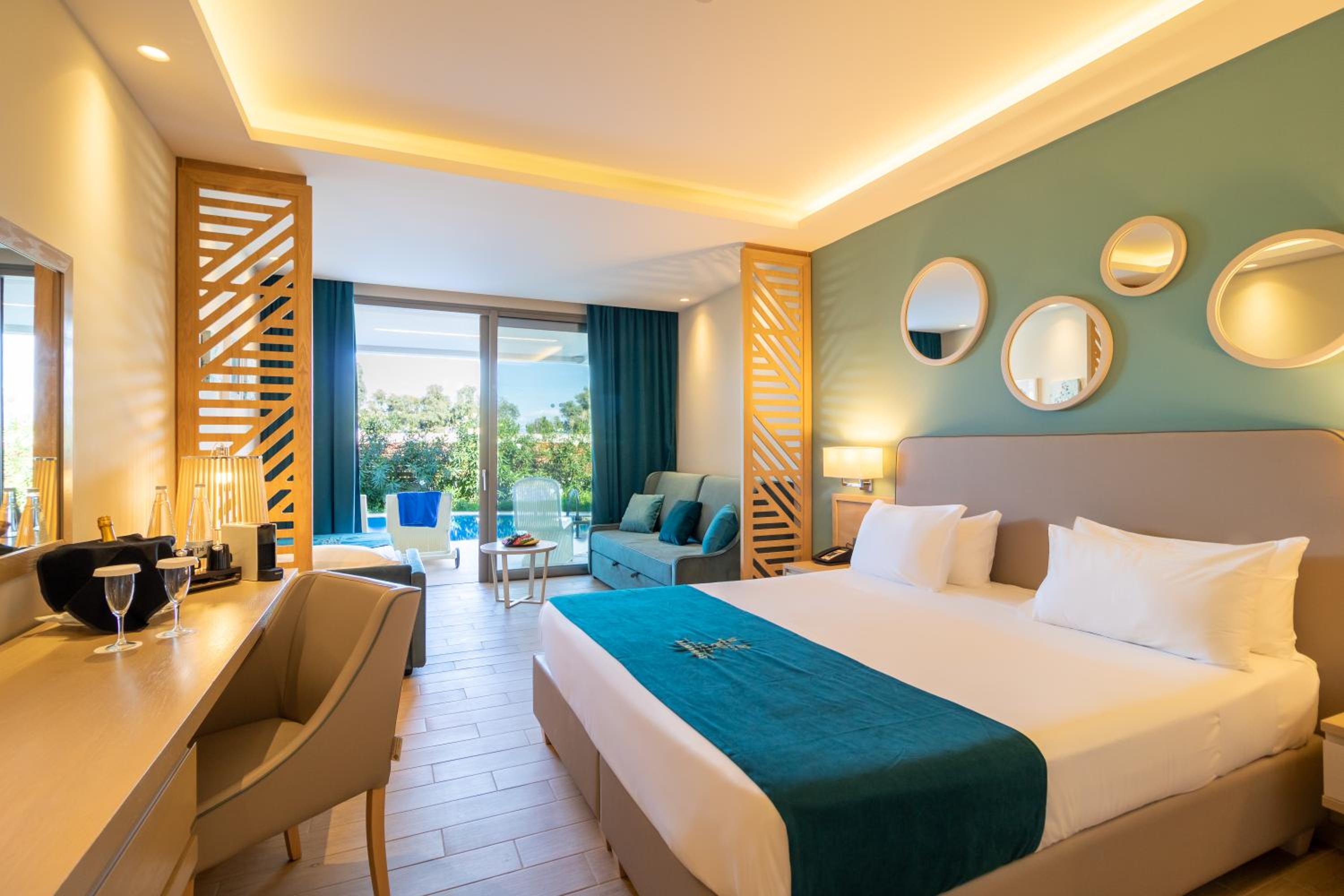 Swim Up, Junior Suite, Shared Pool