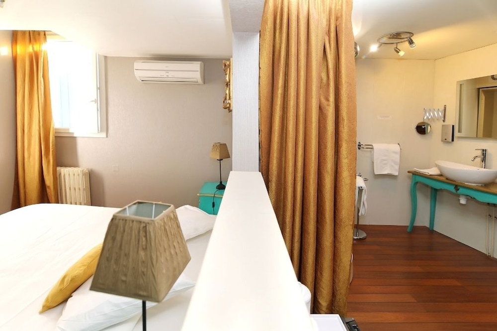 HOTEL LES PASTELIERS 15/65