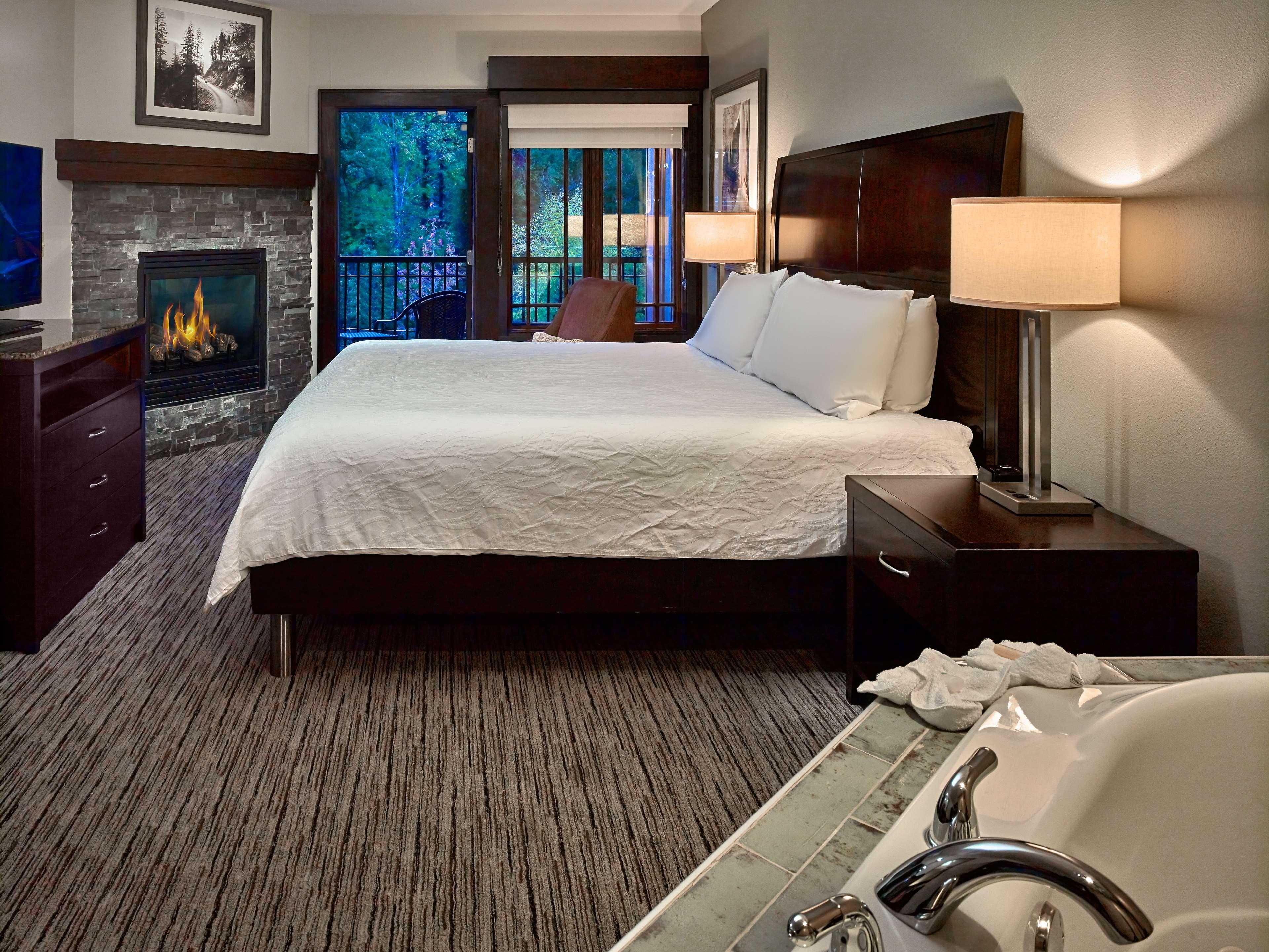 ROOM, KING BED, JETTED TUB, BALCONY