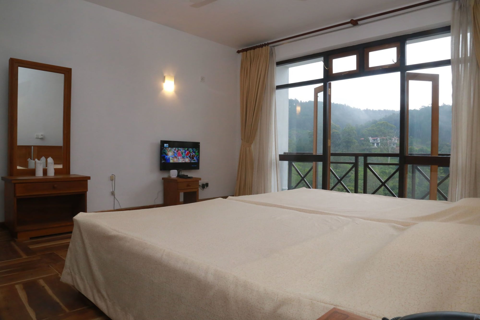 LUXURY, QUEEN BED