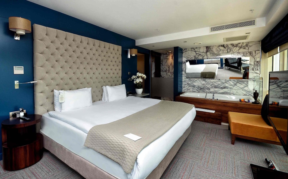 GRAND, SUITE, KING BED