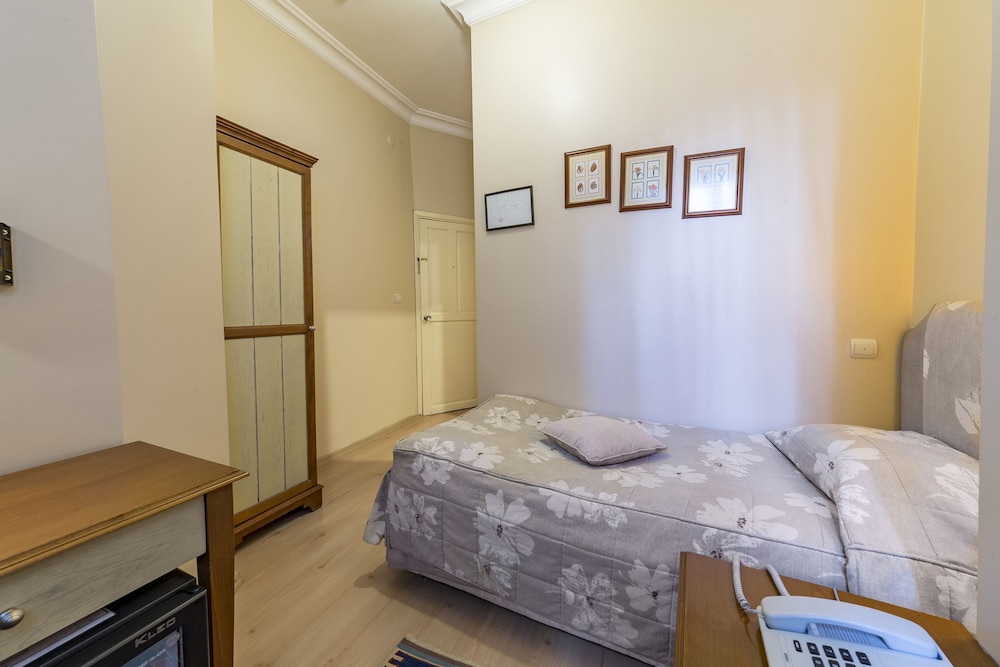 ROOM, SINGLE